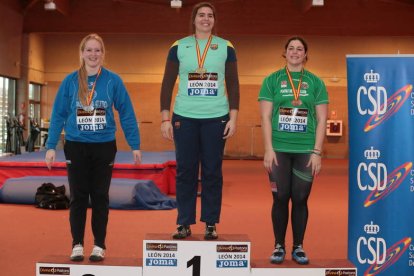 Sabina Asenjo, en el centro, con la medalla de oro, junto a June Kintana (plata) y Belén Toimil (bronce).