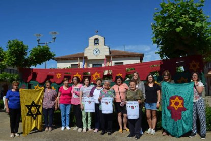 Imagen de las mujeres de la localidad donde muestran la decoración para el Mercado Judío elaborada por ellas mismas.