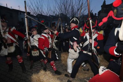 Recreacionistas reviven el enfrentamiento entre las tropas inglesas y francesas que tuvo lugar en la villa durante la Guerra de la Independencia.