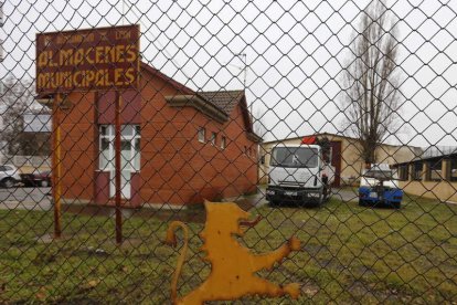 La garita de la grúa está a la entrada del depósito de vehículos y los almacenes municipales, en el paseo del Parque. JESÚS F. SALVADORES