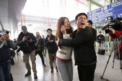 Un familiar de un pasajero a bordo del vuelo Malaysia Airlines MH370 l en el Aeropuerto Internacional de Beijing Capital, en Beijing.