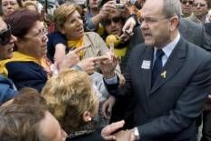 Las mujeres de los trabajadores de Delphi increparon ayer al presidente andaluz, Manuel Chaves