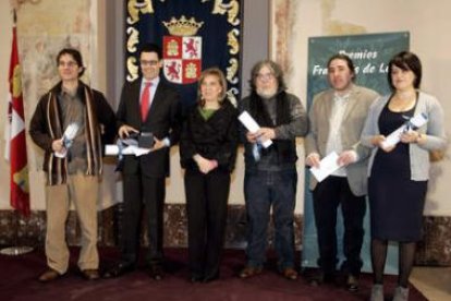 La consejera de Cultura, con los autores premiados.