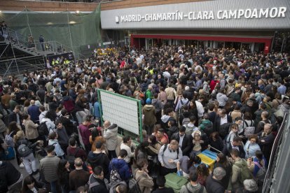 El caos se ha desatado en la madrileña estación de Chamartín  este viernes. jJ. P. GANDUL