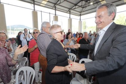 Zapatero, a su llegada al patio cubierto del colegio Luis del Olmo de Ponferrada. L. DE LA MATA