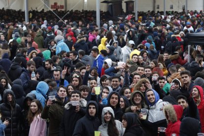 Jóvenes ayer, en la espicha de Económicas, que fue multitudinaria.