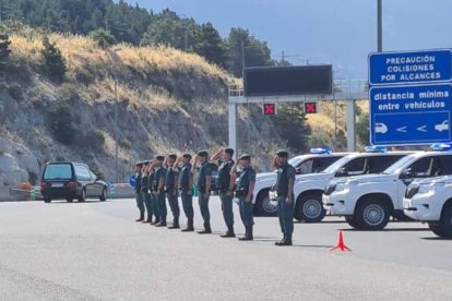 Varios agentes rinden homenaje al paso del coche fúnebre. GUARDIA CIVIL