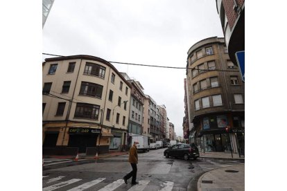 La calle Gómez Núñez de Ponferrada, en una imagen tomada ayer. ANA F. BARREDO