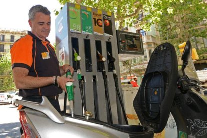 Repostaje de una motocicleta en una gasolinera de Barcelona.