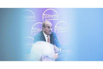 El presidente de Foment, Joaquim Gay de Montellà, durante una rueda de prensa, el pasado diciembre.