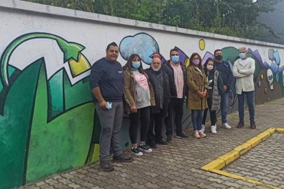 El pintor Manuel Sierra con el equipo de gobierno y un amigo suyo junto al mural restaurado. ARAUJO