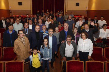 Autoridades, peñistas y respresentantes de la UD Las Palmas antes de la proyección en el ‘Perez Alonso’ de Tardes de Gloria. JESÚS F. SALVADORES