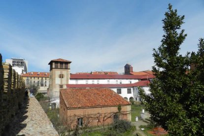 El huerto del convento, ubicado en pleno centro de León, desde la cerca medieval. Arriba, el torreón y un instante de la facendera. CHEMA VICENTE