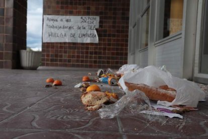 El campus universitario continuaba ayer salpicado de basura.