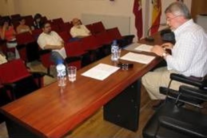 El profesor, Emilio Cartes Hernández, dirigiéndose ayer a los alumnos durante su ponencia