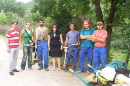 El edil de Medio Ambiente de La Pola, con los técnicos del área en un paraje de Gordón.