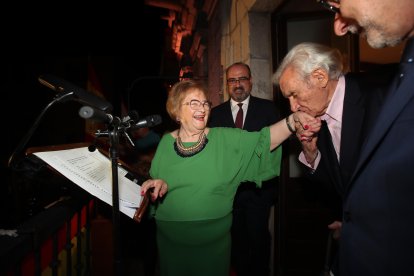 Yolanda Ordás, anoche, felicitada por Luis del Olmo en presencia del alcalde de Ponferrada, Marco Morala. L. DE LA MATA