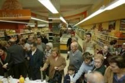 Vecinos de la zona de Nocedo acudieron ayer a la inauguración del nuevo supermercado de Mercadona