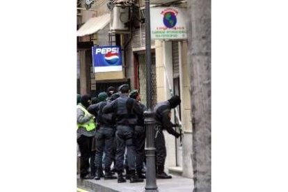 Efectivos de la Guardia Civil precintan dos locales ayer en Alicante,