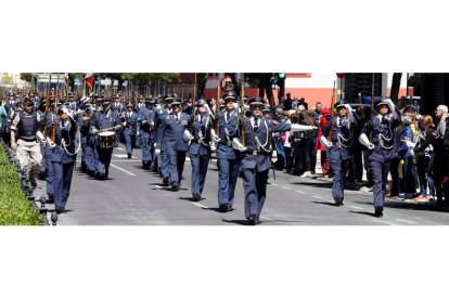 El desfile de los nuevos alumnos de la Academia Básica del Aire se efectuó de San Marcos a Guzmán, por La Condesa, ante la mirada de decenas de leoneses. MARCIANO PÉREZ