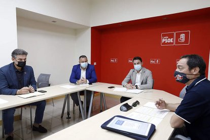 Un momento de la reunión del PSOE de León con los representantes de bomberos. MARCIANO PÉREZ