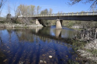 Puente actual sobre el río Luna a su paso por la localidad de Villarroquel. RAMIRO