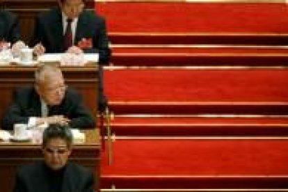 Varios delegados toman nota en la apertura de la Asamblea  Popular China