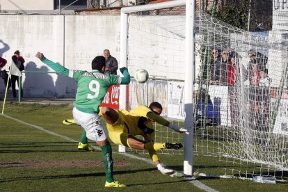 Roberto Puente reducía la ventaja del Bembibre al marcar el primer gol astorgano pero al final la remontada no fue posible. MARCIANO PÉREZ