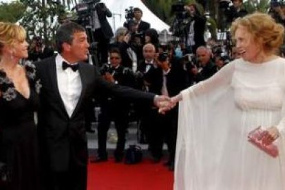 La actriz Melanie Griffith y su marido, el español Antonio Banderas, conversan con la actriz Faye Du