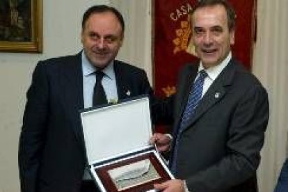 El ministro de Defensa recibió en Madrid, de manos de Rafael Álvarez, la insignia de su pueblo