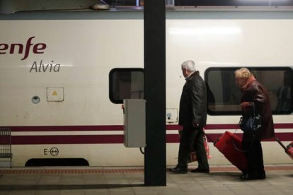 Imagen de archivo de un tren Alvia parado en la estación de León. JESÚS