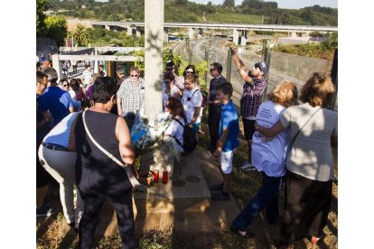 Familiares y amigos de las víctimas del accidente del Alvia colocan flores en su memoria. ÓSCAR CORRAL