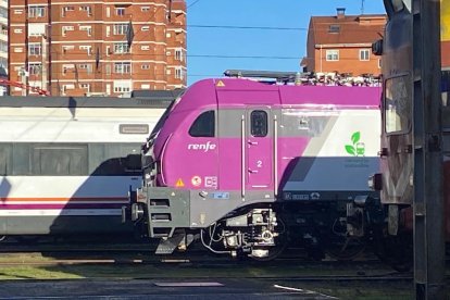 La flamante locomotora 256 en el taller de la Sal, a donde llegó esta misma mañana. RAMIRO