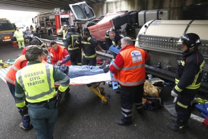 Efectivos de Bomberos, Guardia Civil y del Servicio de Emergencias de la Junta atienden al conductor herido.