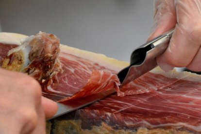 Carrefour lanza el jamón de cebo ibérico con el que triunfarás en la cena de Nochebuena. Foto: Pixabay.