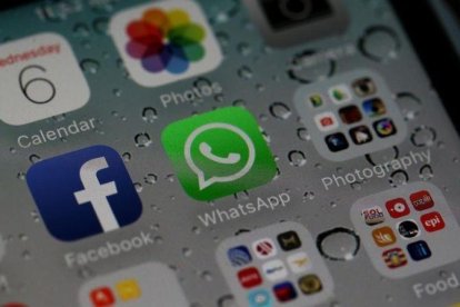 Las 'apps' de Facebook y Whatsapp en un móvil.