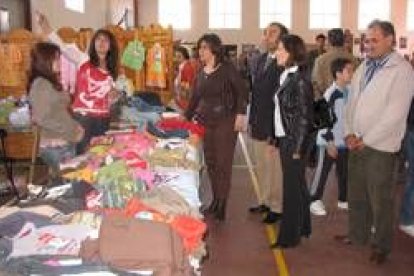 Las autoridades visitando la feria de Stocks en el pabellón del San José de Calasanz