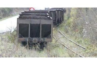 Vagones abandonados en una vía muerta en Laciana, un valle amenazado con la decisión de la UE