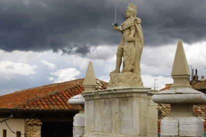 Escudo de León en las manos de la estatua del rey Pelayo en Puerta Castillo.