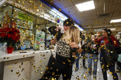 Dos personas celebran el premio de la Lotería de Navidad 2022. AGENCIAS