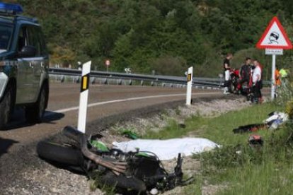 La sábana cubre el cadáver de la víctima, instantes después del accidente.