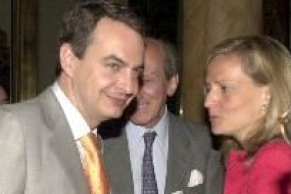 Zapatero junto a la periodista Isabel San Sebastián tras su intervención ayer en el Forum Economía