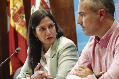 La popular teniente de alcalde, Lidia Coca, y el concejal de Comercio, David Pacios. ANA F. BARREDO