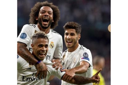 Marcelo y Asensio felicitan a Mariano, autor del tercer gol del Real Madrid ante la Roma. RODRIGO JIMÉNEZ