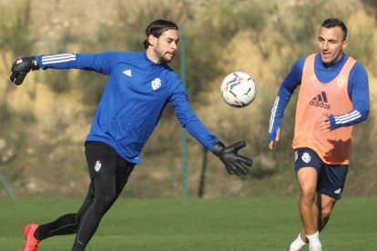 Caro, durante un entrenamiento en presencia de Pablo Valcarce. L. DE LA MATA