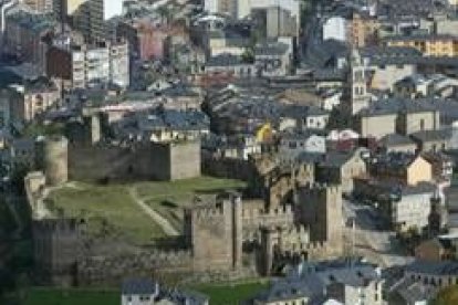 Imagen reciente del casco antiguo de Ponferrada en torno al castillo tomada desde el monte Pajariel