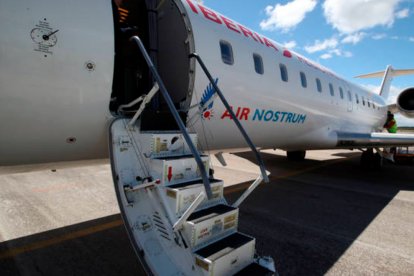 Un avión de la compañía Air Nostrum en el aeropuerto de León. RAMIRO