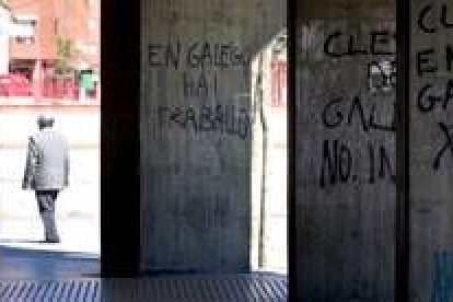 Imagen de una curiosa pintada en una calle de Ponferrada que reza: «En gallego hay trabajo»