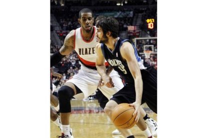 Ricky conduce el balón ante la defensa de LaMarcus Aldridge.