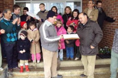 Momento de la entrega de la placa a César Cano.